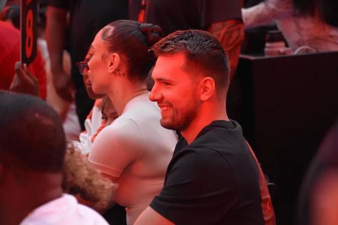 九游-东契奇重返赛场，比赛局势复杂首场状态出色，雄鹿观众沸腾！比赛高潮迭起的简单介绍