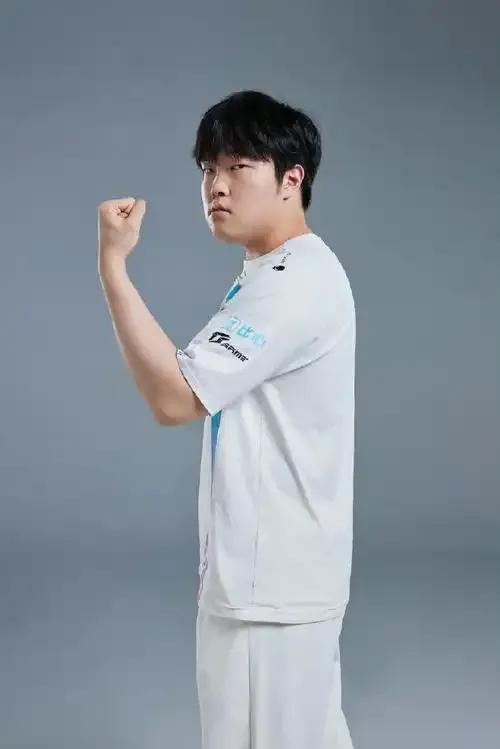 九游-包含Rookie重返赛场，出色发挥首场状态出色，澳大利亚队观众沸腾！比赛高潮迭起的词条